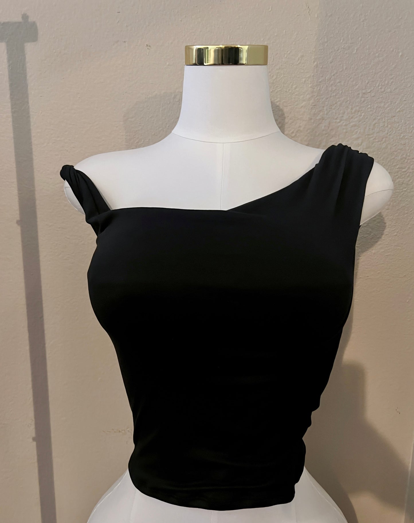 Cassie Asymmetrical Shoulder Top (Black)